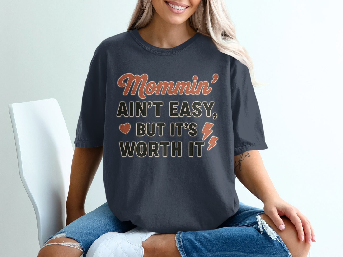 Navy- Mommin' Ain't Easy But It's Worth It T-shirt