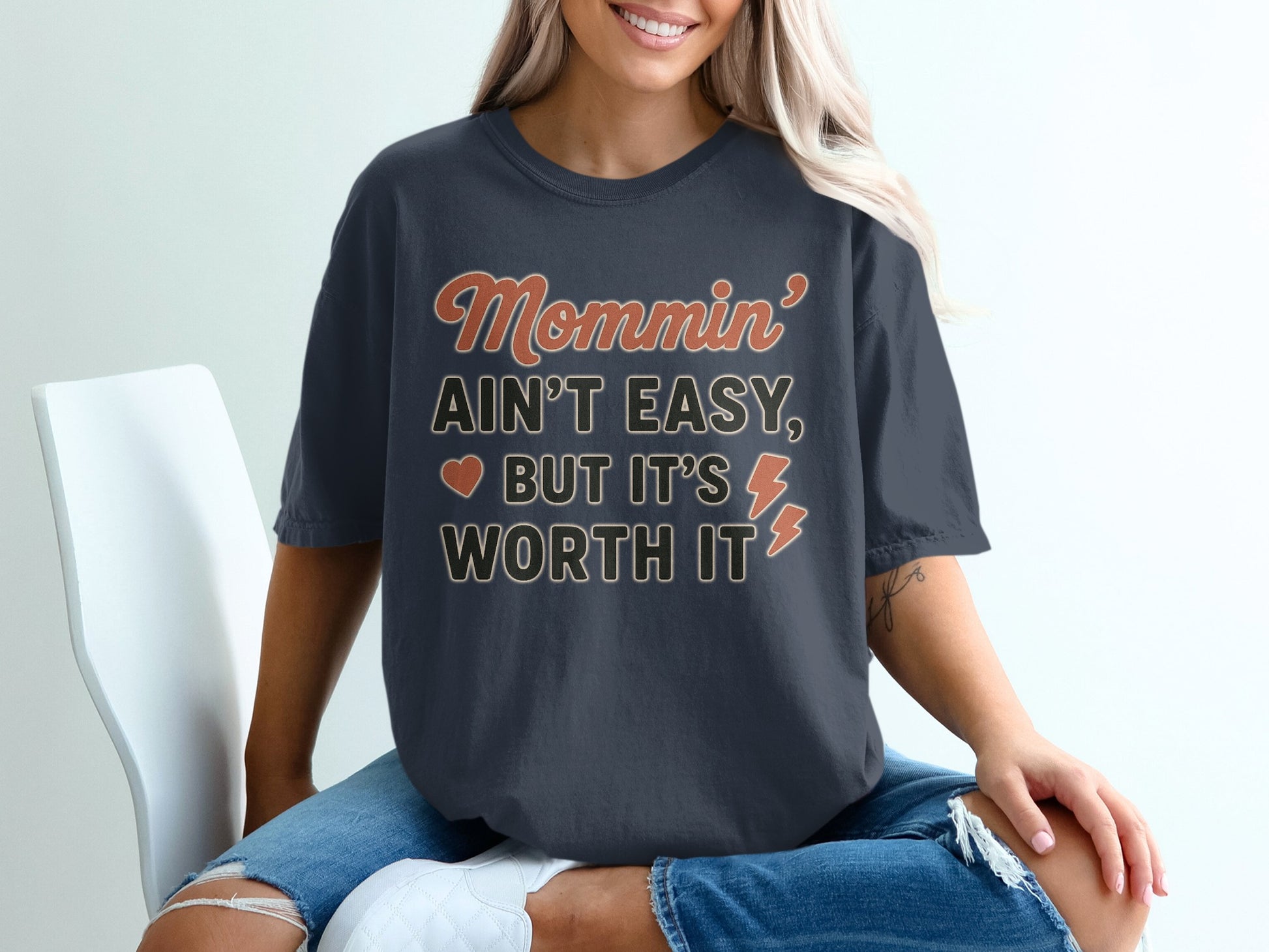 Navy- Mommin' Ain't Easy But It's Worth It T-shirt