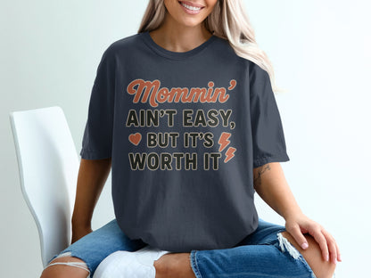 Navy- Mommin' Ain't Easy But It's Worth It T-shirt